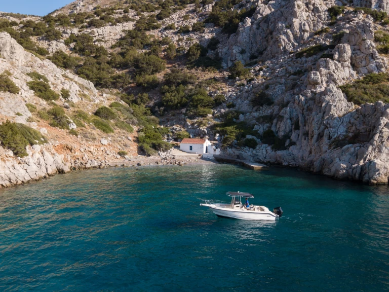 Pronajmout si Boston Whaler Boston Whaler 23 Outrage v Ýdra