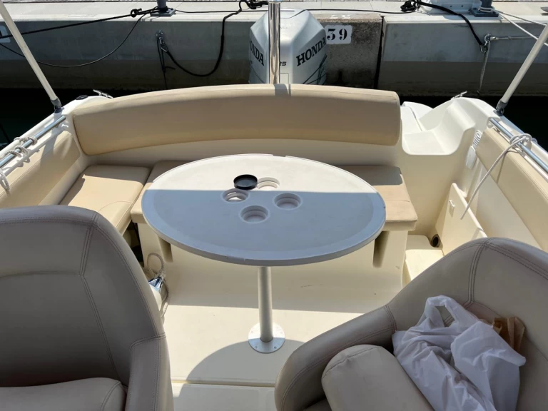 Pronájem lodi Jeanneau Cap Camarat 7.15 WA v Les Issambres na Samboatu