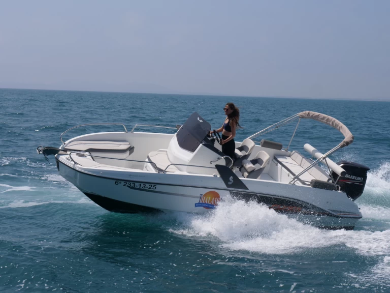 Bénéteau Flyer 6.6 SPACEdeck jednotlivci a charterové společnosti v Empuriabrava