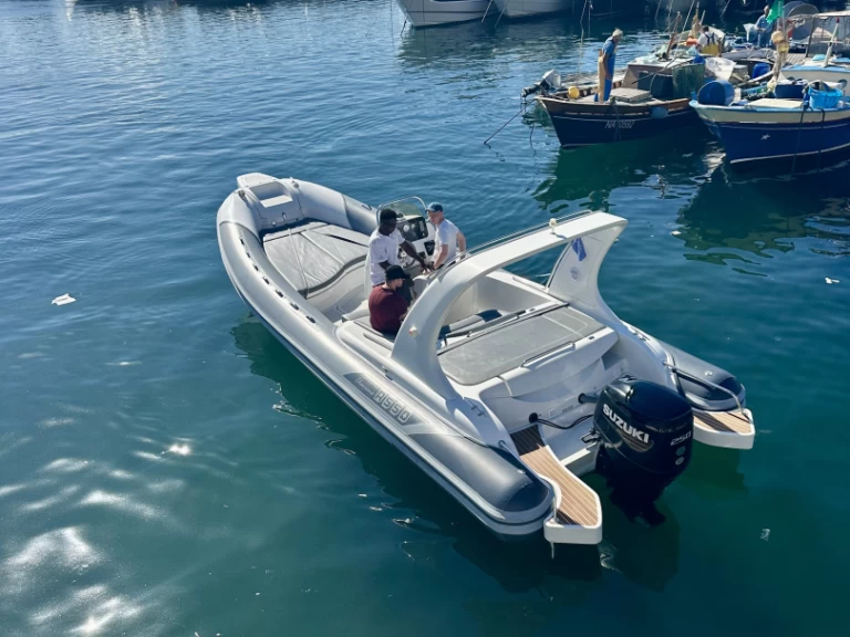 Asso CHARISMA PASSIONE jednotlivci a charterové společnosti v Porto di Mergellina