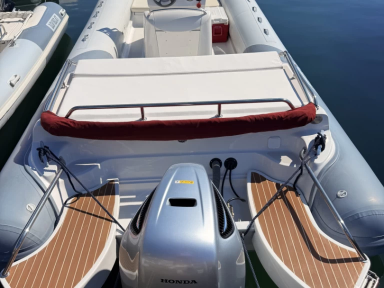 Asso Myth jednotlivci a charterové společnosti v Porto di Mergellina