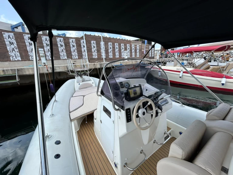 Polotuhá loď k pronájmu v Torrevieja za nejlepší cenu