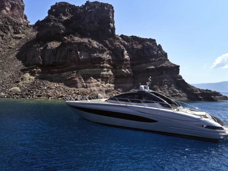 Riva Vertigo 63 jednotlivci a charterové společnosti v Limáni Lavríou