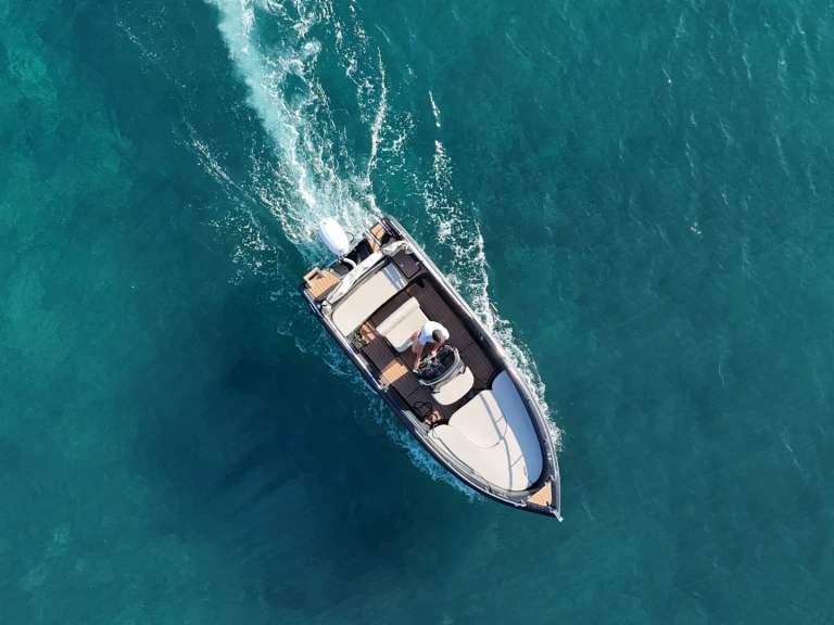 Poseidon Black Edition jednotlivci a charterové společnosti v Firá