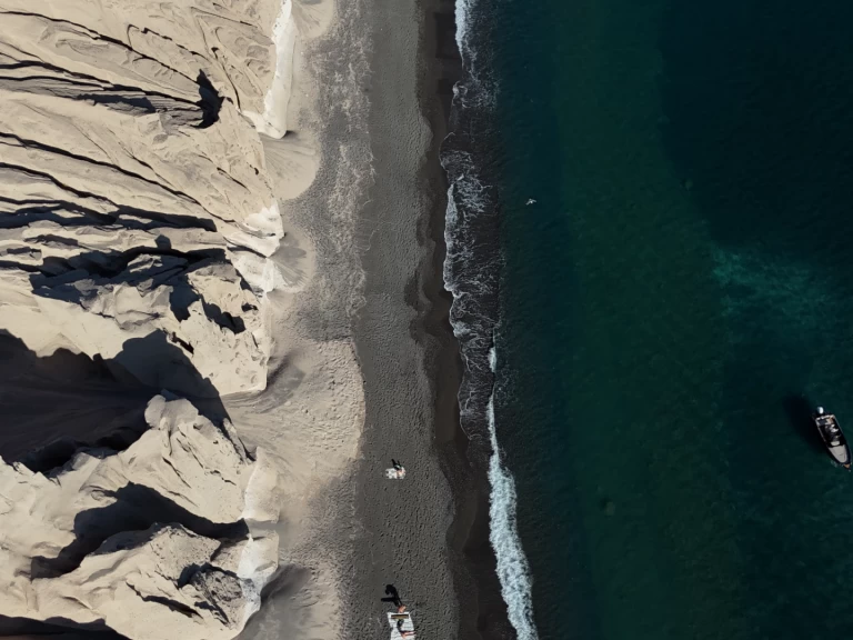 Pronájem jachty v Firá -Poseidon Black Edition na Samboatu