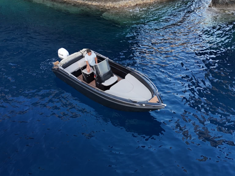 Motorová loď k pronájmu v Firá za nejlepší cenu