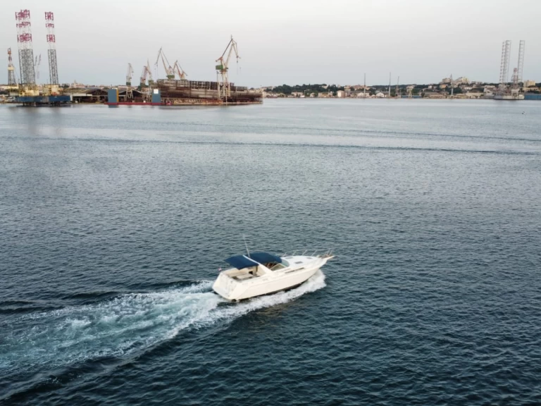 Motorová loď k pronájmu v Pula za nejlepší cenu