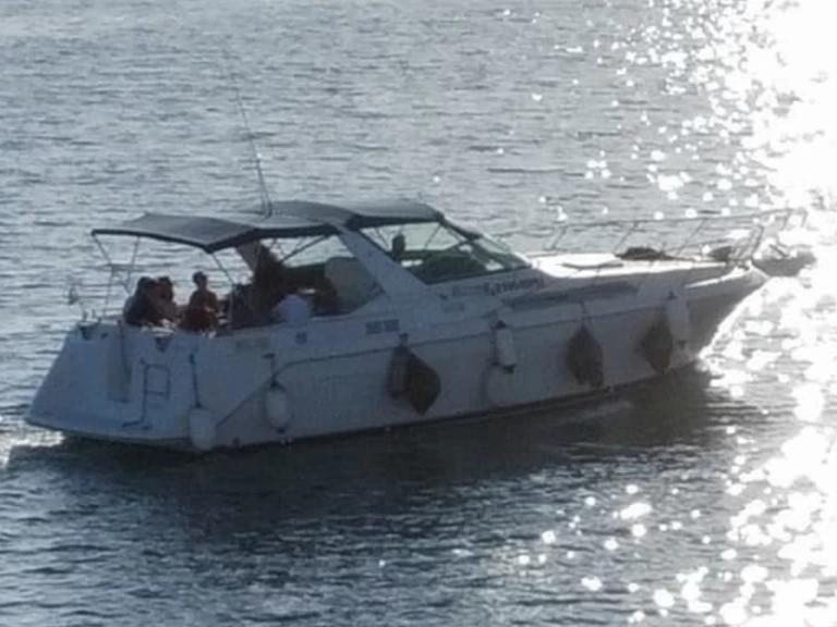 Chris Craft Express 360 jednotlivci a charterové společnosti v Pula