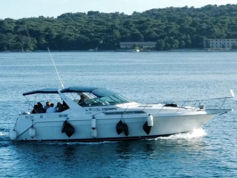 Pronájem jachty v Pula -Chris Craft Express 360 na Samboatu