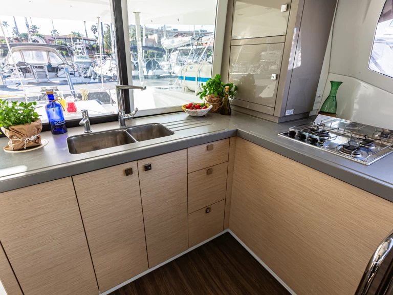 Pronajmout si Fountaine Pajot Lucia 40 v Furnari