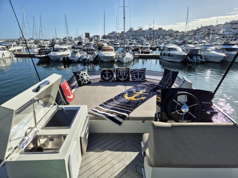 Pronajmout si Cobra Maestro 42 v Puerto Banús