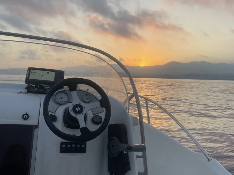 Pronajmout Motorová loď se skipperem či ne Bénéteau v Saint-Laurent-du-Var