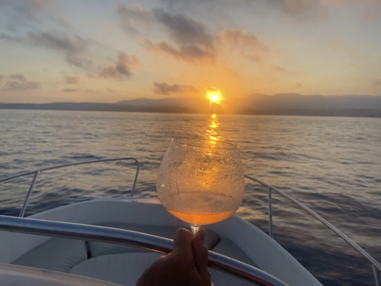 Pronájem Motorová loď Bénéteau s licencí