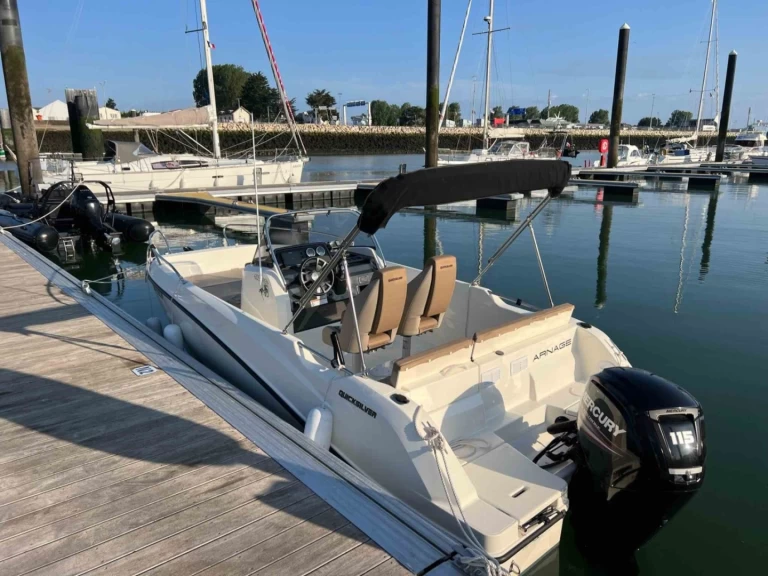 Pronajmout Motorová loď se skipperem či ne Quicksilver v Ouistreham