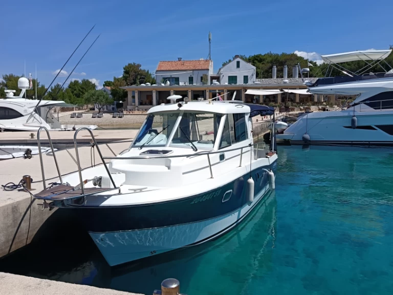 Pronájem Motorová loď Bénéteau s licencí