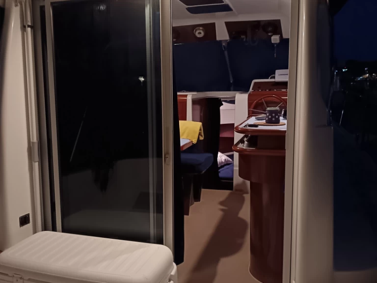 Pronájem Motorová loď Bénéteau s licencí