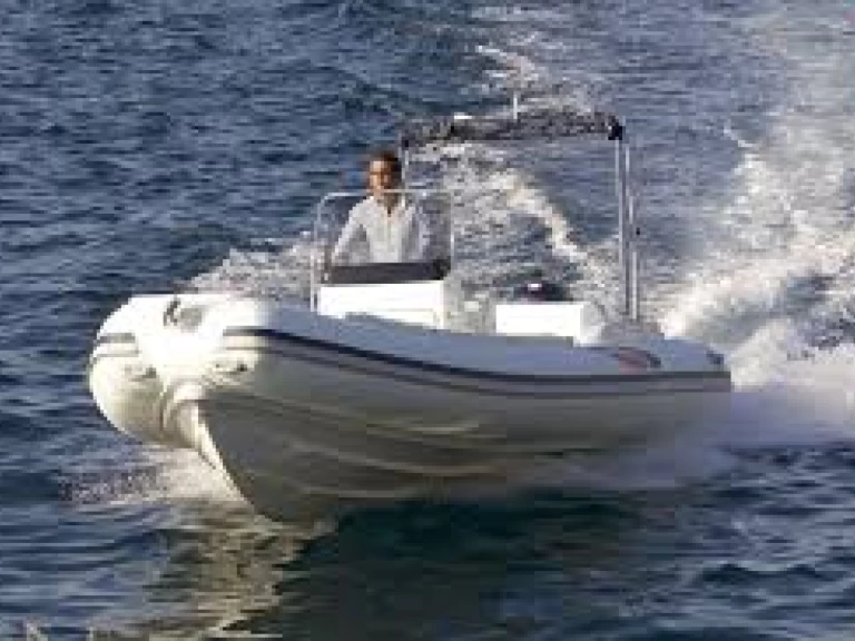 Polotuhá loď k pronájmu v Kissamos za nejlepší cenu