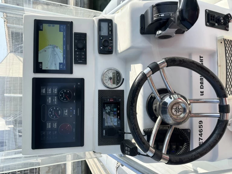 Pronajmout Polotuhá loď se skipperem či ne Caribe v Marseille