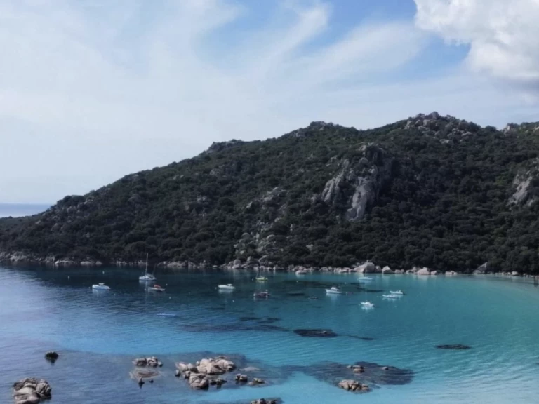 Polotuhá loď k pronájmu v Porto-Vecchio za nejlepší cenu