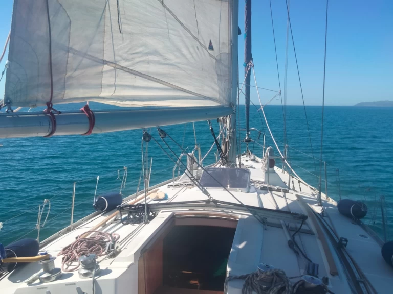 Bénéteau Canot 390 jednotlivci a charterové společnosti v Cagliari Port