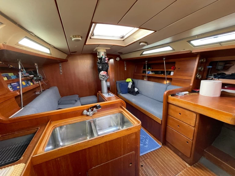 Pronájem lodi Cagliari Port lákavé ceny Canot 390