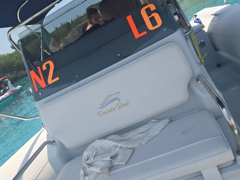 Pronájem Polotuhá loď Joker Boat s licencí