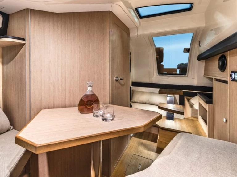 Pronajmout Motorová loď se skipperem či ne Cranchi v Cannes