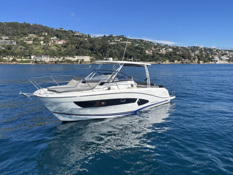 Pronájem Motorová loď Jeanneau s licencí