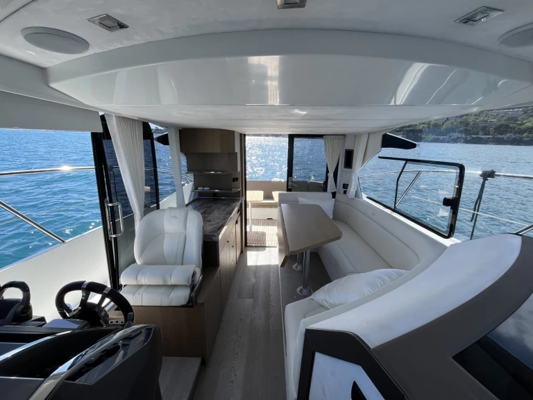 Pronájem lodi Cannes lákavé ceny Galeon 360 Fly