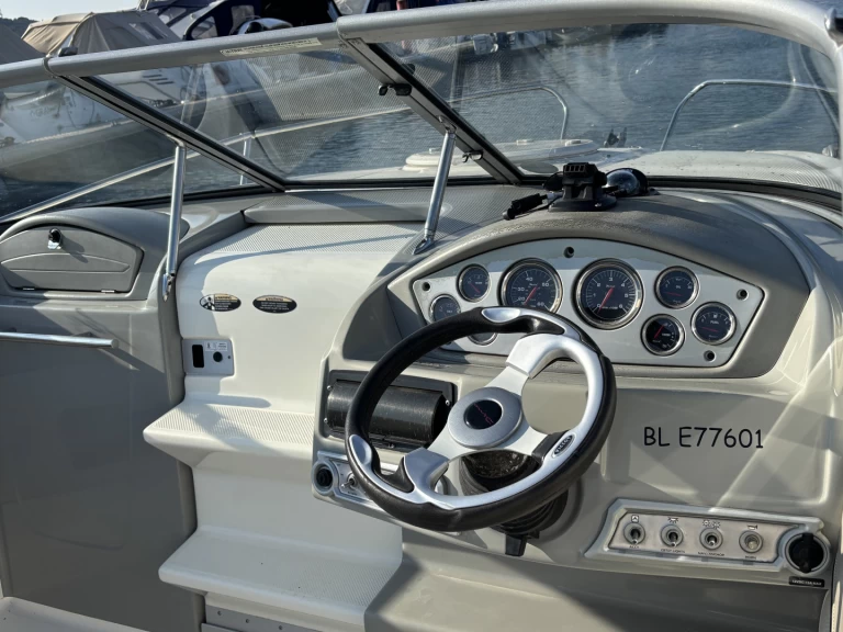 Pronájem Motorová loď Bayliner s licencí