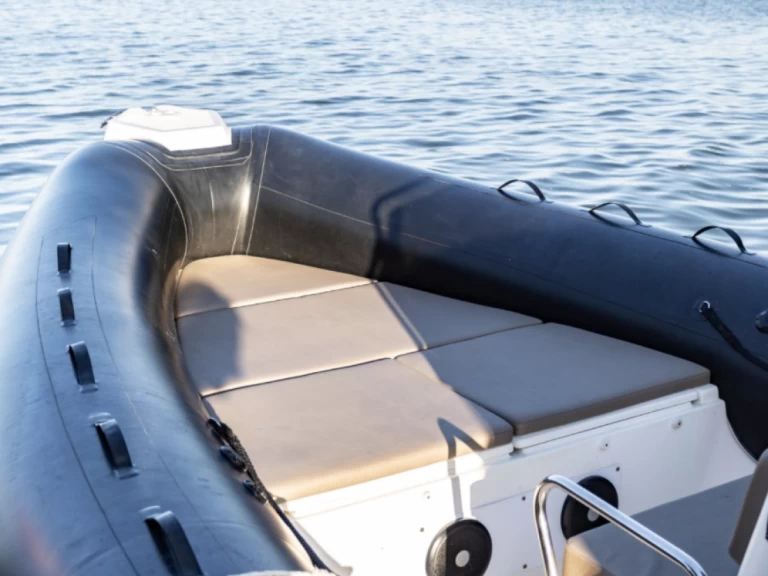 Polotuhá loď k pronájmu v Arcachon za nejlepší cenu