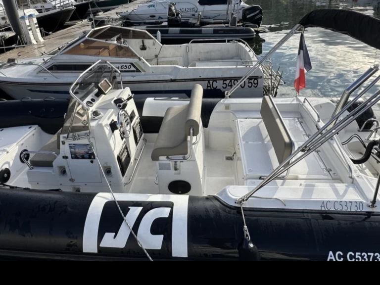 Joker Boat Clubman 26 jednotlivci a charterové společnosti v Arcachon