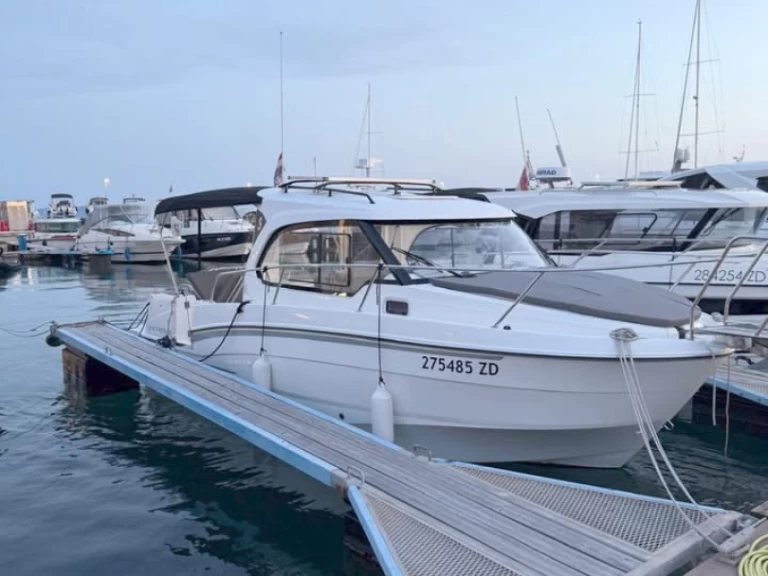Pronajmout si Bénéteau Antares 8 OB v Borik Marina