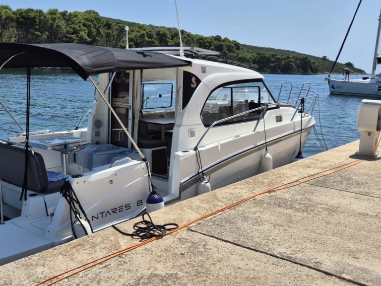 Pronajmout Motorová loď se skipperem či ne Bénéteau v Borik Marina