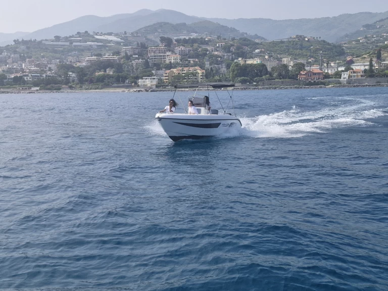 Pronájem lodi Arkos 557 v Sanremo na Samboatu
