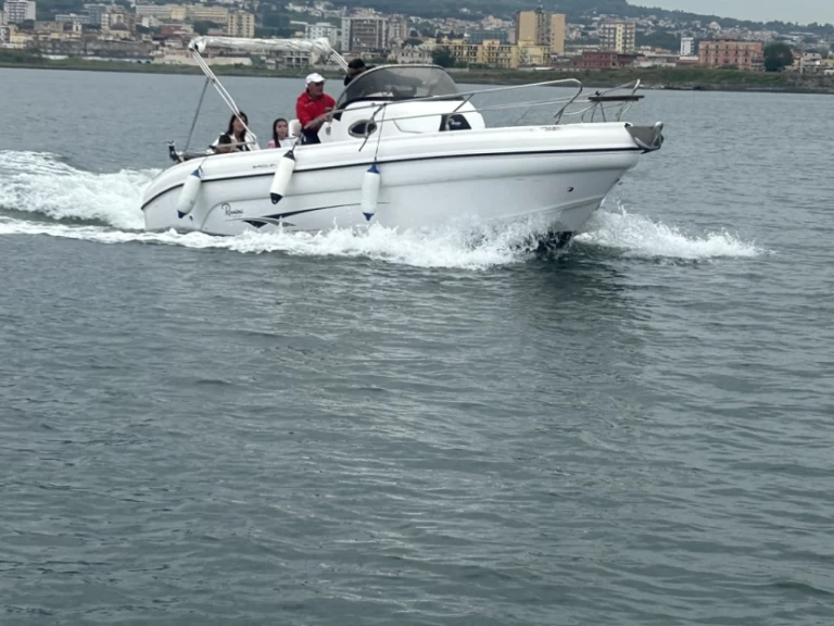 Pronajmout si Ranieri Shadow 24 S v Torre Annunziata