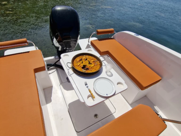 Pronájem jachty v Cala Llonga -Boats mak Cattleya X6 na Samboatu