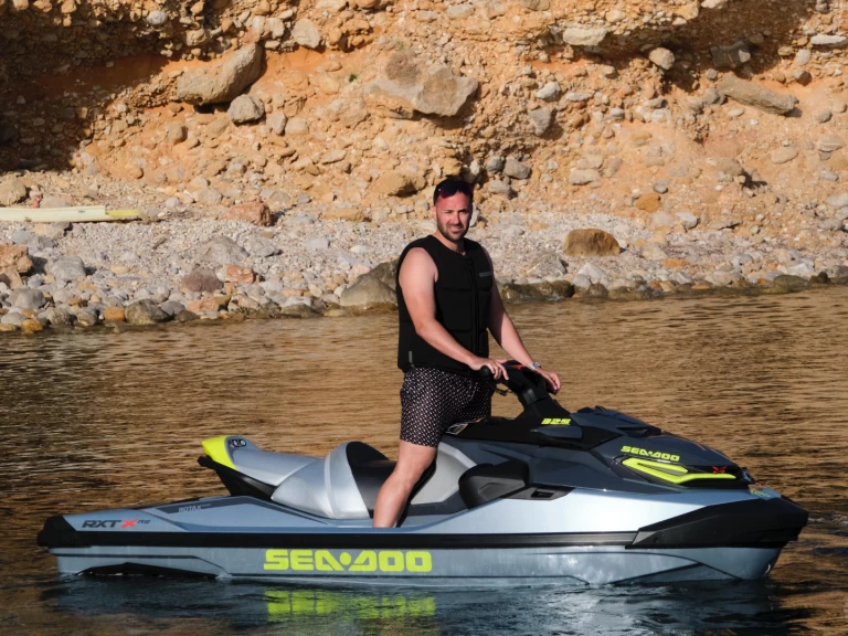 Pronájem lodi Ibiza Town lákavé ceny RXT-X 325 cv