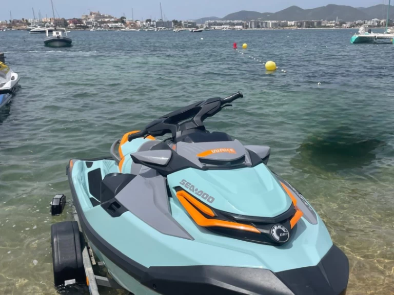 Pronájem lodi Ibiza Town lákavé ceny WAKE PRO 230