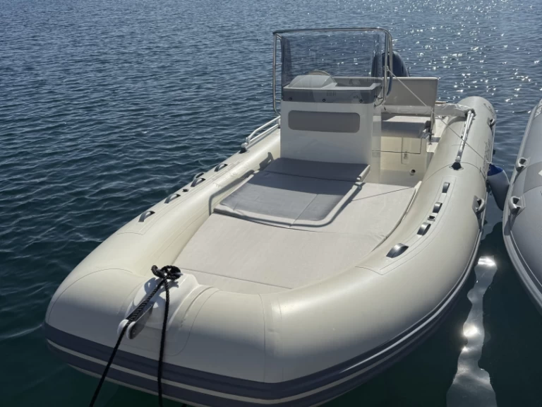 Pronájem Polotuhá loď v Palau -Capelli Tempest 530