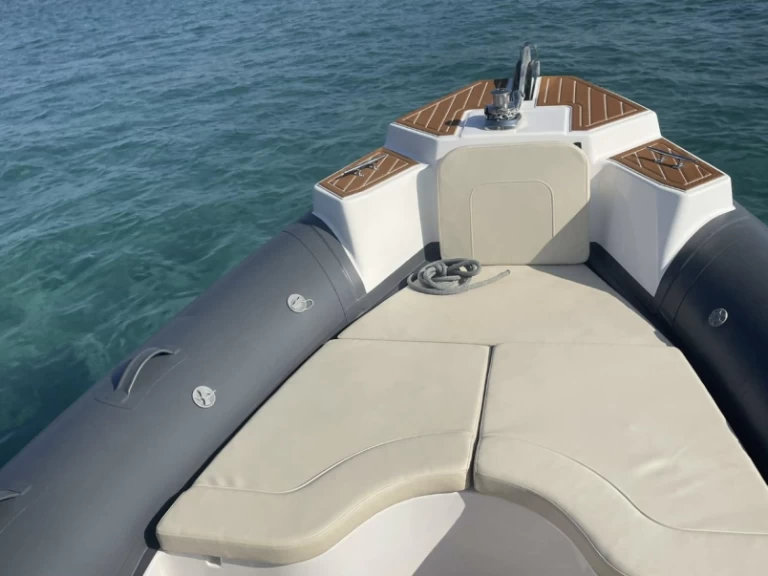 Pronájem Polotuhá loď QUINGDAO s licencí