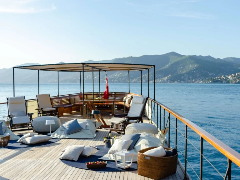 Pronájem lodi Cannes lákavé ceny OVER THE RAINBOW OF LONDON