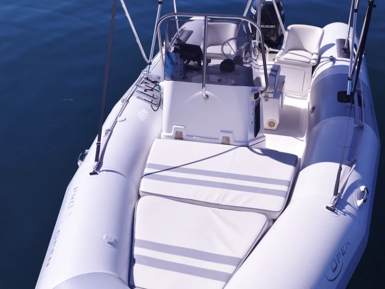 Polotuhá loď k pronájmu v L'Estaque za nejlepší cenu