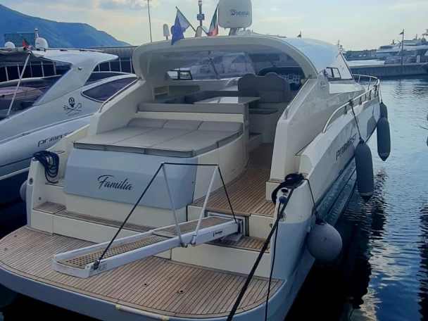 PRIMATIST By Bruno Abbate G46 jednotlivci a charterové společnosti v Porto de Sorrento