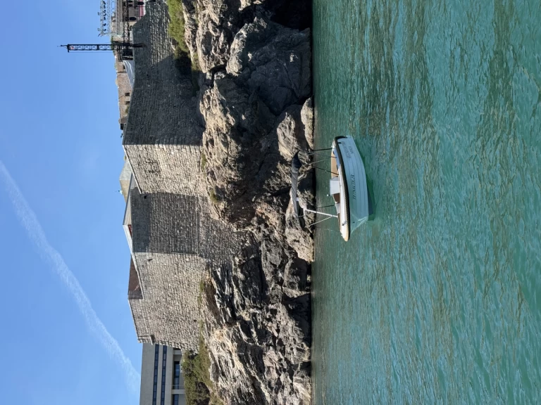 Motorová loď k pronájmu v Sète za nejlepší cenu