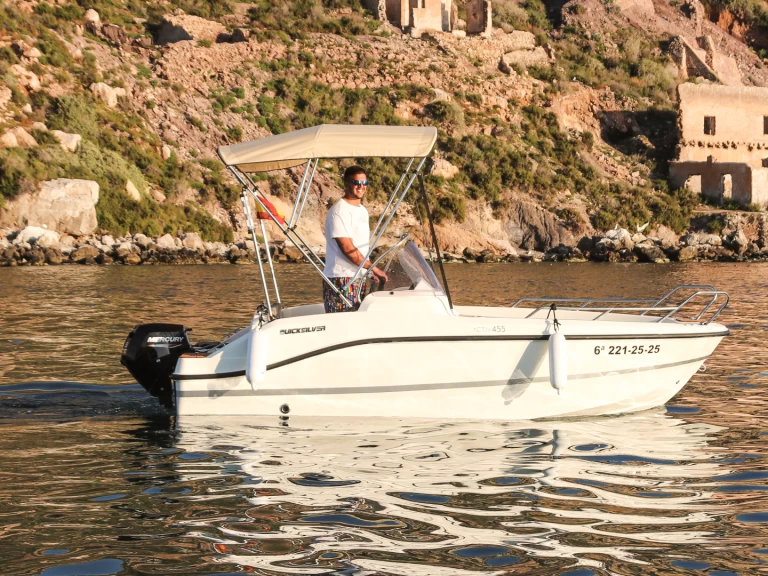 Pronájem Motorová loď Quicksilver s licencí