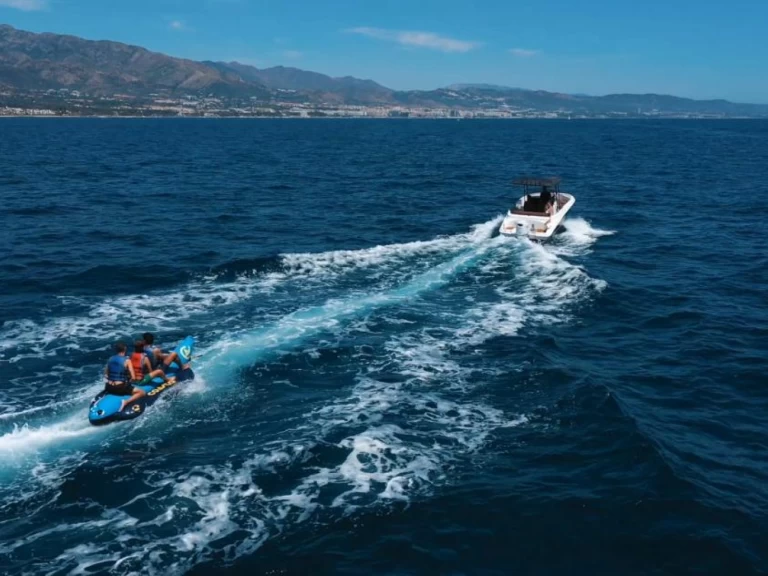 Pronájem Motorová loď Suzuki s licencí