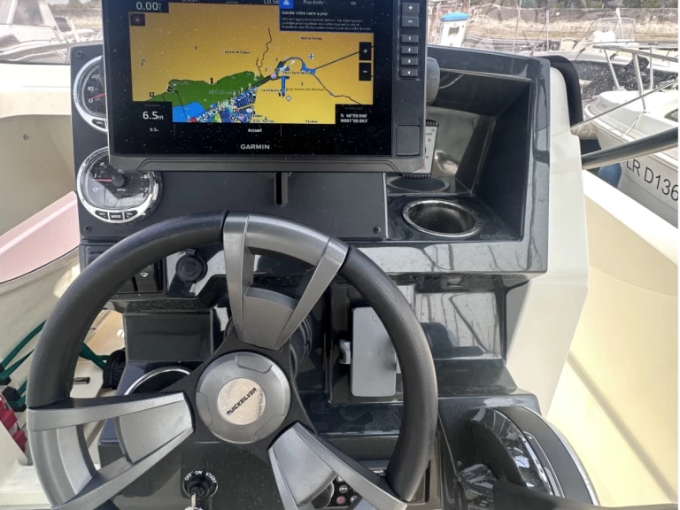 Quicksilver 705 Open jednotlivci a charterové společnosti v La Rochelle