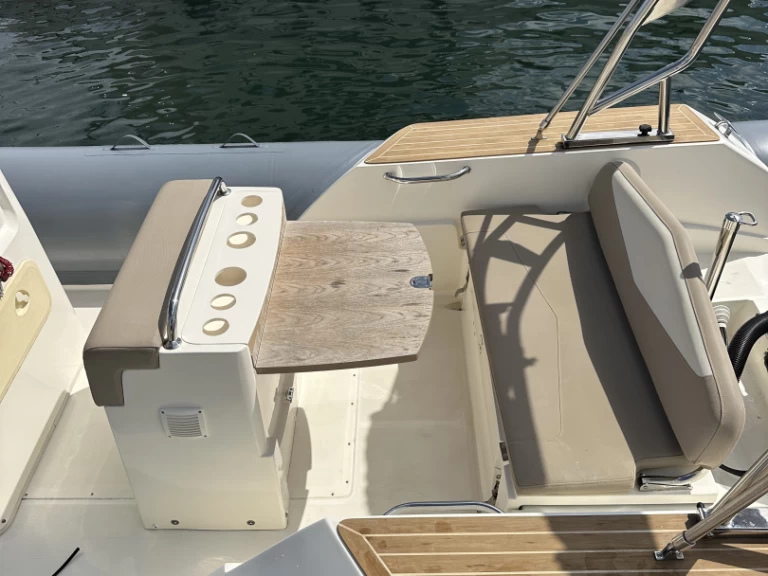 Pronajmout Polotuhá loď se skipperem či ne Capelli v Port de Hyères (St Pierre)