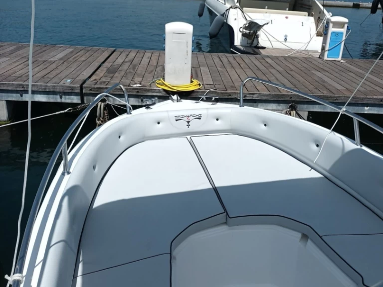 Pronajmout Motorová loď se skipperem či ne Trimarchi v Porto Mirabello